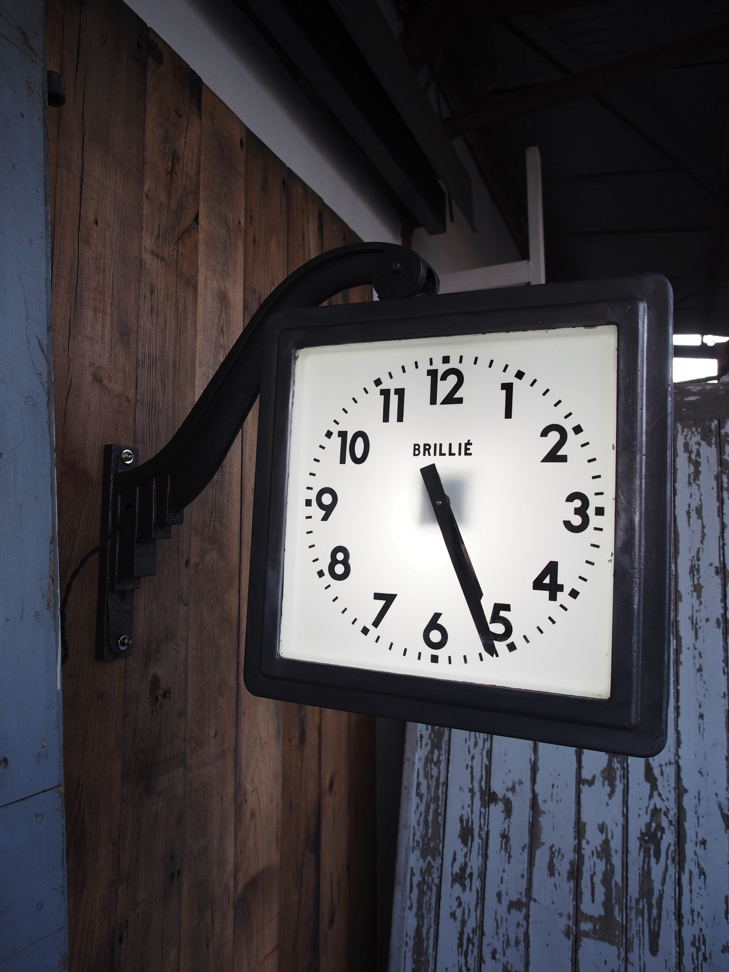 horloge lettre lumineuse